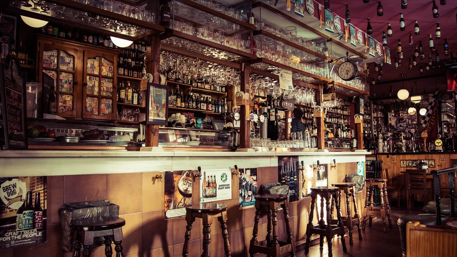 Interior de bar con estanterías de botellas