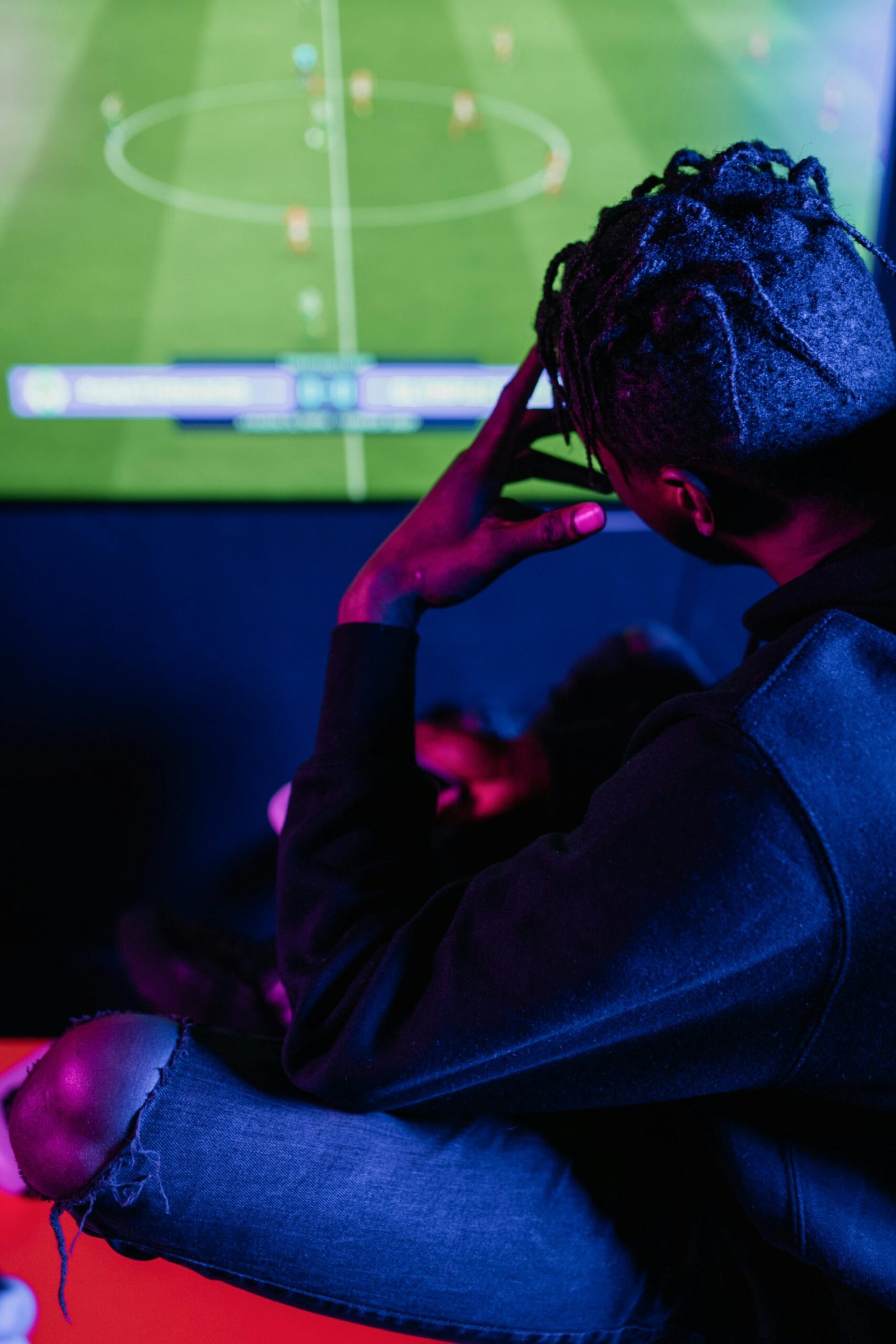 Persona viendo partido en pantalla