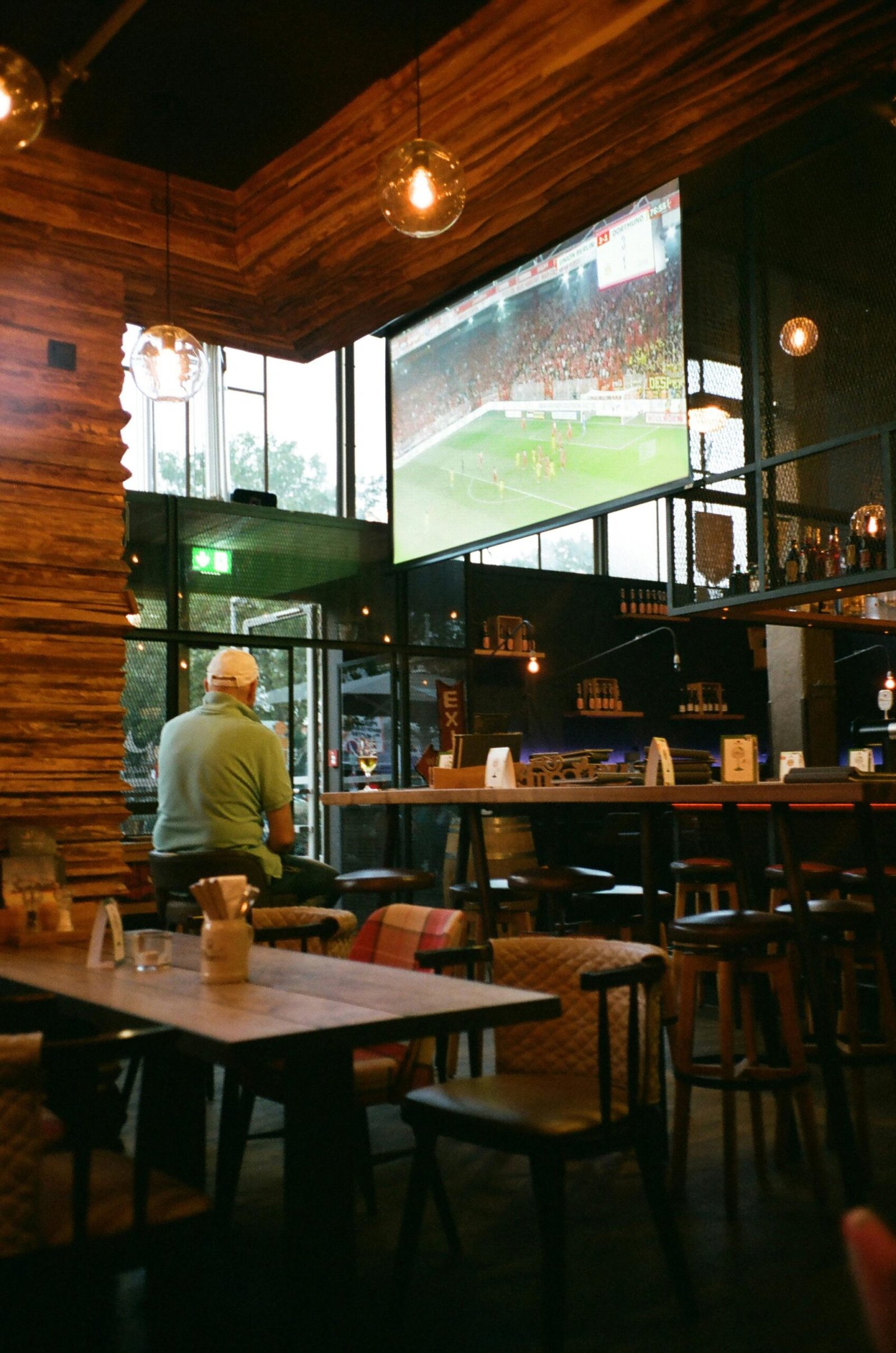 Restaurante moderno con ventanales